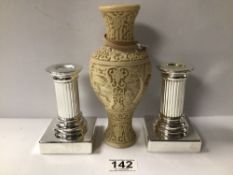 A PAIR OF SILVER-PLATED ROBERTS AND DORE CANDLESTICKS WITH A RESIN VASE, 19CM
