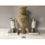 A PAIR OF SILVER-PLATED ROBERTS AND DORE CANDLESTICKS WITH A RESIN VASE, 19CM