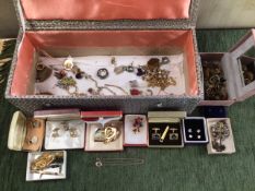 MIXED QUANTITY OF VINTAGE COSTUME JEWELLERY