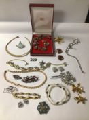 SMALL COLLECTION OF MIXED COSTUME JEWELLERY. INCLUDES BOXED NECKLACE WITH MATCHING PAIR OF EARRINGS,