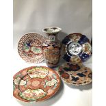 FIVE PIECES OF JAPANESE IMARI STYLED PORCELAIN PLATES AND A VASE, WITH SOME INCLUDING CHARACTER