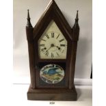 A VINTAGE SETH THOMAS AMERICAN MANTLE CLOCK, WITH KEY AND PENDULUM. BEING 53CM IN HEIGHT.