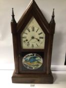 A VINTAGE SETH THOMAS AMERICAN MANTLE CLOCK, WITH KEY AND PENDULUM. BEING 53CM IN HEIGHT.