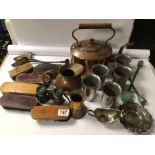 MIXED BOX OF MOSTLY METALWARE ITEMS, INCLUDING A COPPER KETTLE, PEWTER CUPS, COPPER JUGS, BRISTLE