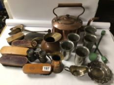 MIXED BOX OF MOSTLY METALWARE ITEMS, INCLUDING A COPPER KETTLE, PEWTER CUPS, COPPER JUGS, BRISTLE