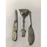 DUTCH HALLMARKED SILVER EMBOSSED CADDY SPOON WITH HALLMARKED SILVER AND MOTHER OF PEARL FRUIT