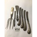 SET OF FOUR HALLMARKED SILVER PISTOL HANDLED TEA KNIVES, HALLMARKED SILVER BREAD FORK & HALLMARKED