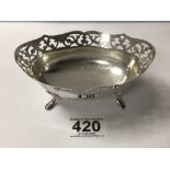 HALLMARKED SILVER OVAL BONBON DISH WITH PIERCED BORDER ON PAD FEET, 13CM, 98 GRAMS, STONE VROS 1961