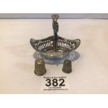 SMALL OVAL HALLMARKED SILVER PIERCED SWING HANDLE BASKET A/F WITH TWO HALLMARKED SILVER THIMBLES,