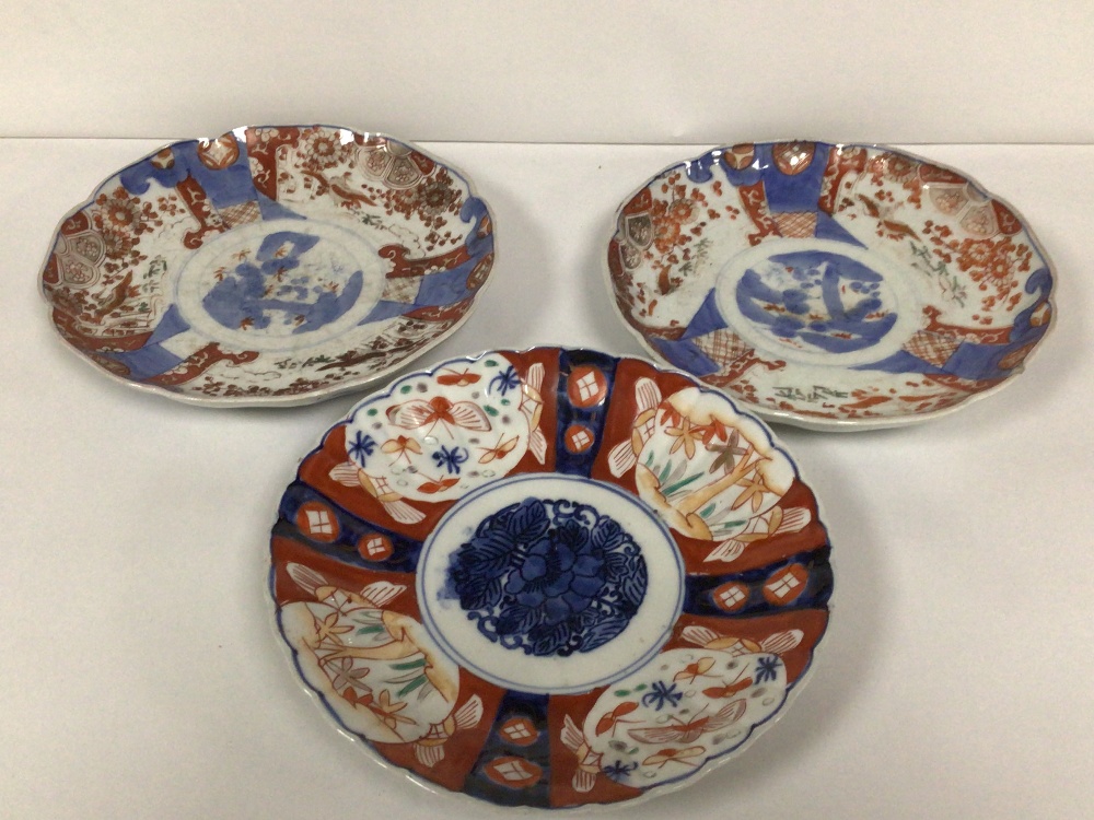 THREE ANTIQUE IMARI PLATES WITH SCALLOPED EDGES, 22CM