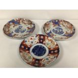 THREE ANTIQUE IMARI PLATES WITH SCALLOPED EDGES, 22CM