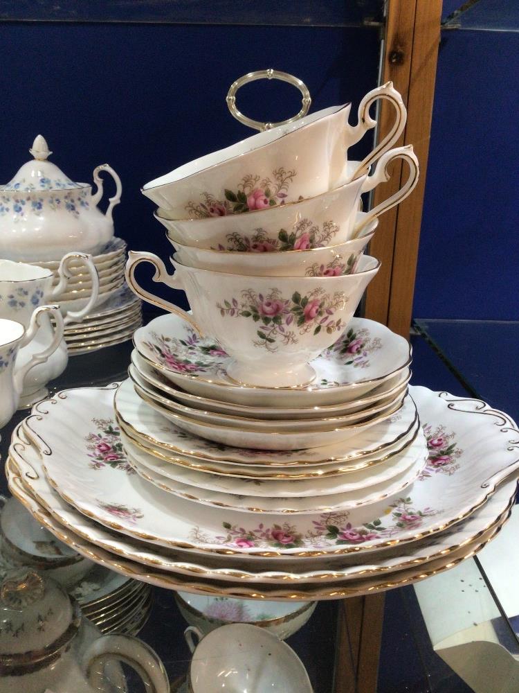 ROYAL ALBERT LAVENDER ROSE (16 PIECES), ROYAL ALBERT MEMORY LANE (17 PIECES) AND 5 PIECES OF CROWN - Image 2 of 6