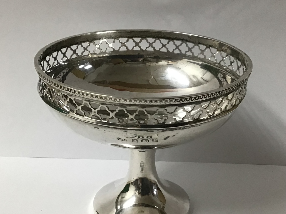 HALLMARKED SILVER CIRCULAR PEDESTAL BONBON DISH WITH PIERCED BORDER, 9CM BY WILLIAM DAVENPORT - Image 2 of 2