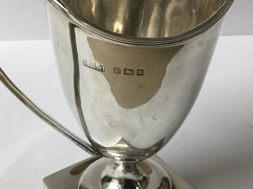 EDWARDIAN HALLMARKED SILVER HELMET SHAPED PEDESTAL CREAM JUG ON SQUARE BASE 12CM BY T. H. - Image 2 of 2