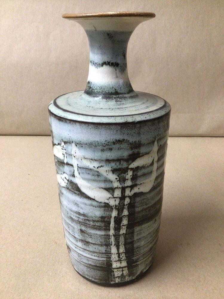 PRAWLE (REVERSE STAMPED), RETRO STUDIO POTTERY VASE. WITH LEAF DETAILING. 22CM HEIGHT. - Image 2 of 4