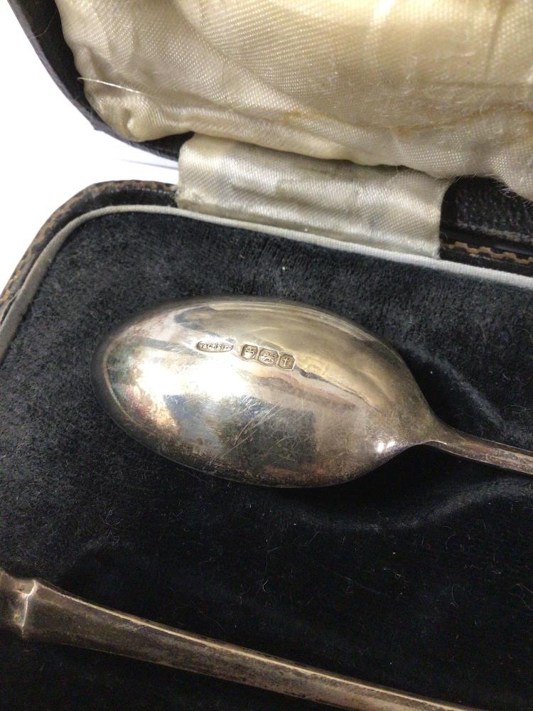 HALLMARKED SILVER CHRISTENING SPOON AND FORK (CASED) WITH TWO SILVER TEASPOONS, 1936 W AND CO LTD, - Image 2 of 4