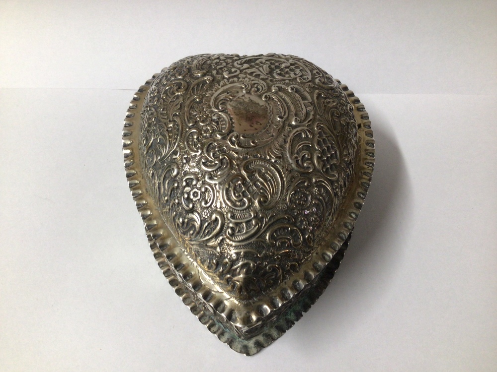 HALLMARKED SILVER HEART-SHAPED BOX, TOTAL WEIGHT 207 GRAMS