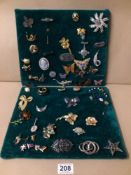 A SELECTION OF VINTAGE COSTUME JEWELLERY OF BROOCHES AND PINS.