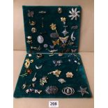 A SELECTION OF VINTAGE COSTUME JEWELLERY OF BROOCHES AND PINS.