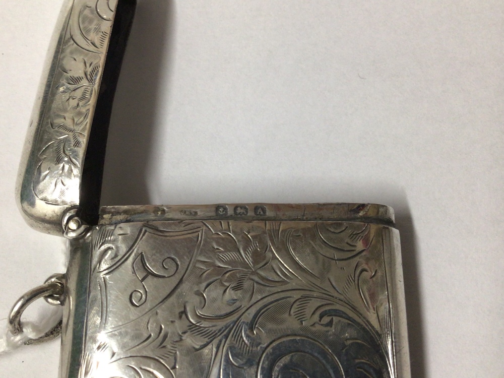 HALLMARKED SILVER FOLIATE ENGRAVED SQUARE VESTA CASE, 4.5CM BY JOHN HENRY WYNN 1925 - Image 3 of 3