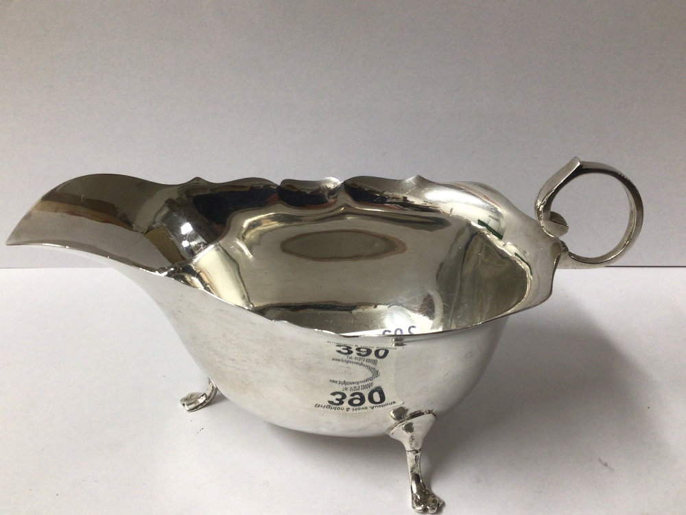 HALLMARKED SILVER SAUCEBOAT ON PAD FEET 14.5CM BY JAMES DEAKIN AND SONS 1924, 76 GRAMS - Image 3 of 3