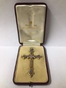 CASED YELLOW METAL AND ENAMEL CRUCIFIX, 8CM