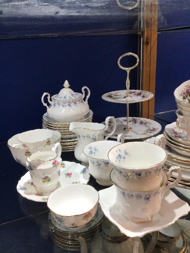 ROYAL ALBERT LAVENDER ROSE (16 PIECES), ROYAL ALBERT MEMORY LANE (17 PIECES) AND 5 PIECES OF CROWN - Image 3 of 6