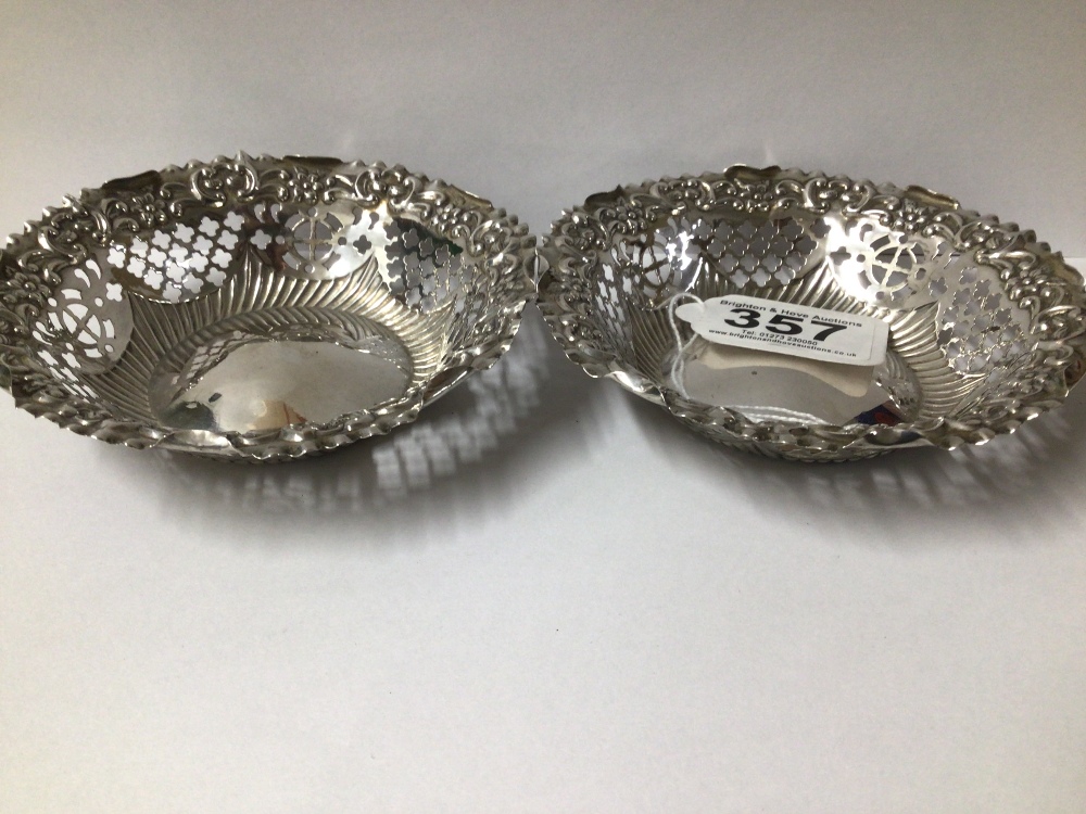 PAIR OF VICTORIAN HALLMARKED SILVER PIERCED AND EMBOSSED CIRCULAR BONBON DISHES, 11CM, CHESTER - Image 3 of 4