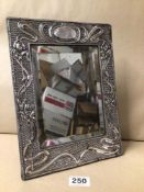 HALLMARKED SILVER ART NOUVEAU TABLE MIRROR WITH ORIGINAL GLASS CHESTER 1905, 30 X 23CM