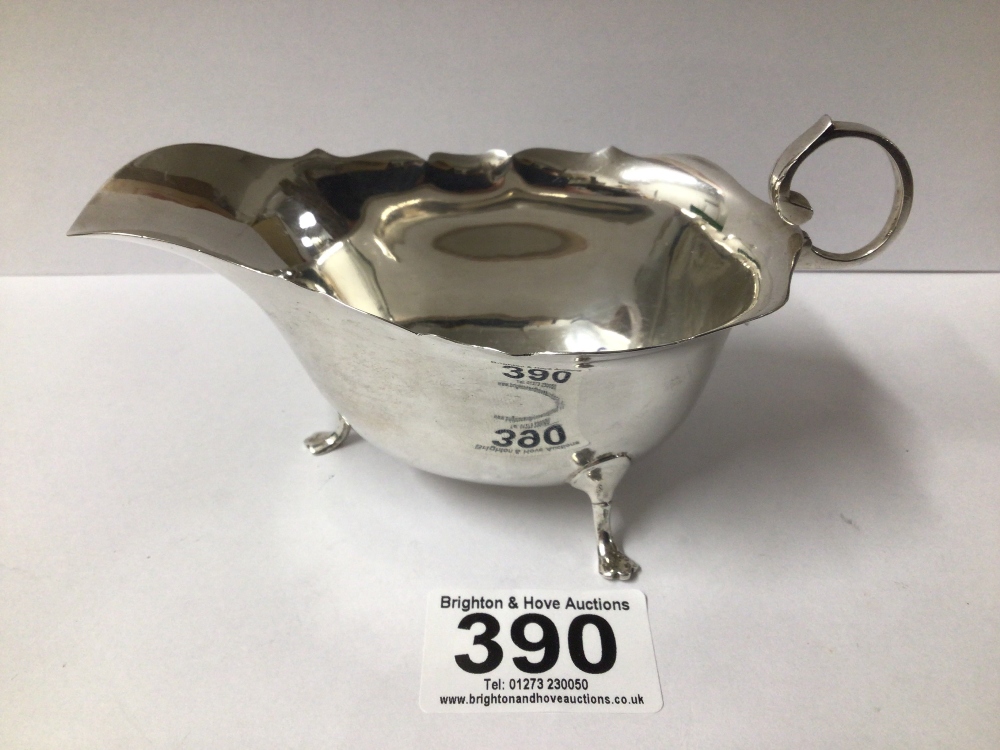 HALLMARKED SILVER SAUCEBOAT ON PAD FEET 14.5CM BY JAMES DEAKIN AND SONS 1924, 76 GRAMS - Image 2 of 3