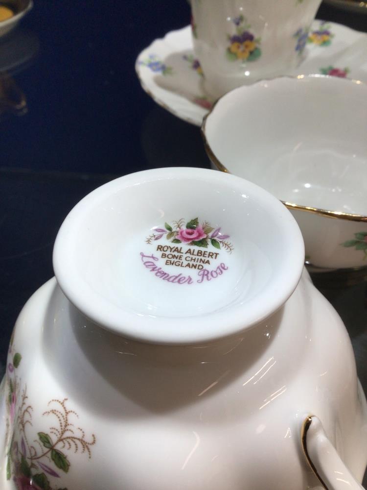 ROYAL ALBERT LAVENDER ROSE (16 PIECES), ROYAL ALBERT MEMORY LANE (17 PIECES) AND 5 PIECES OF CROWN - Image 6 of 6