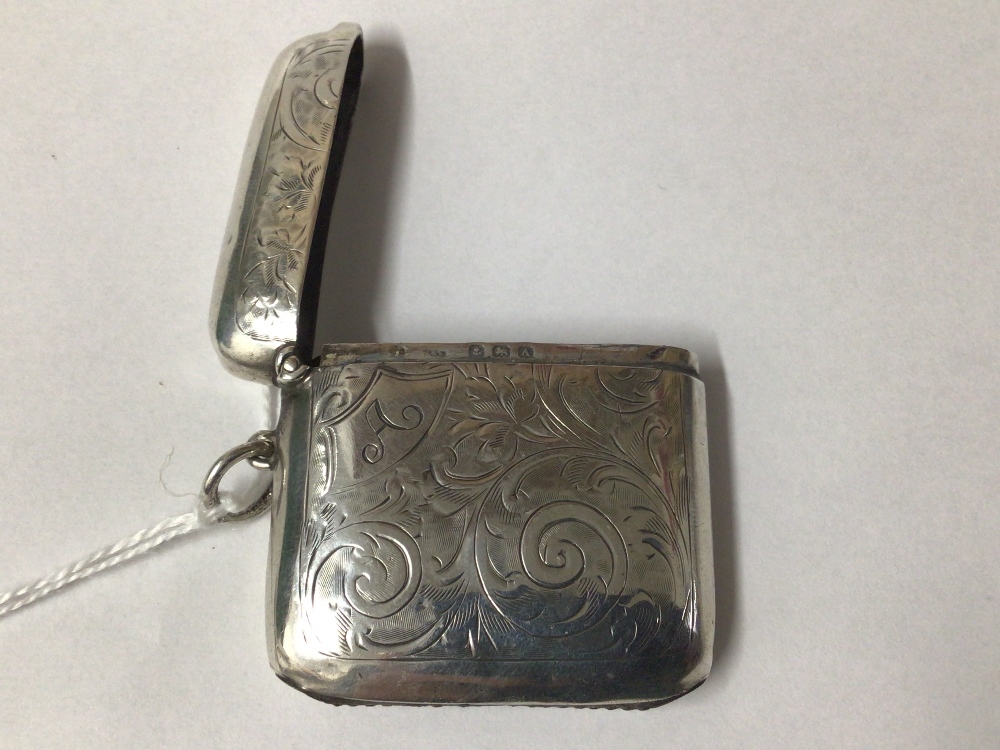 HALLMARKED SILVER FOLIATE ENGRAVED SQUARE VESTA CASE, 4.5CM BY JOHN HENRY WYNN 1925 - Image 2 of 3