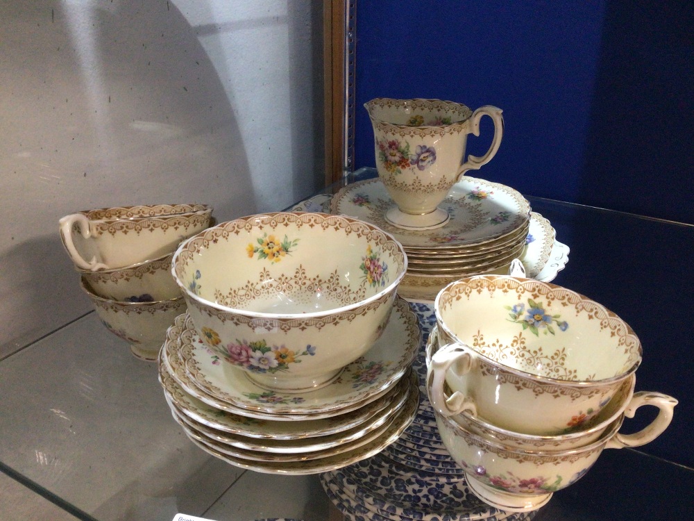 CROWN (LYNTON) PART TEA SET OF 20 PIECES - Image 2 of 3