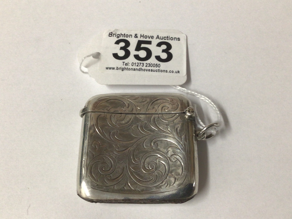 HALLMARKED SILVER FOLIATE ENGRAVED SQUARE VESTA CASE, 4.5CM BY JOHN HENRY WYNN 1925