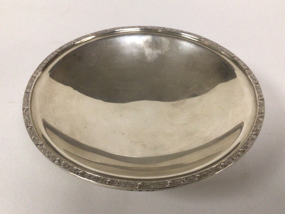 HALLMARKED SILVER BONBON DISH DATED 1946, WITH A DECORATED RIM 13.5CM DIAMETER 168 GRAMS - Image 3 of 3