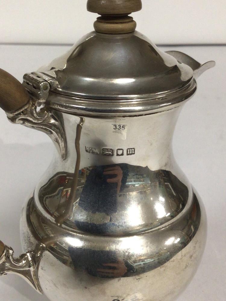 HALLMARKED SILVER WATER POT WITH WOODEN HANDLE AND KNOB BY MAPPIN AND WEBB, LONDON 15.5CM, TOTAL - Image 4 of 5