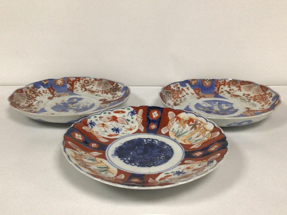 THREE ANTIQUE IMARI PLATES WITH SCALLOPED EDGES, 22CM - Image 2 of 5