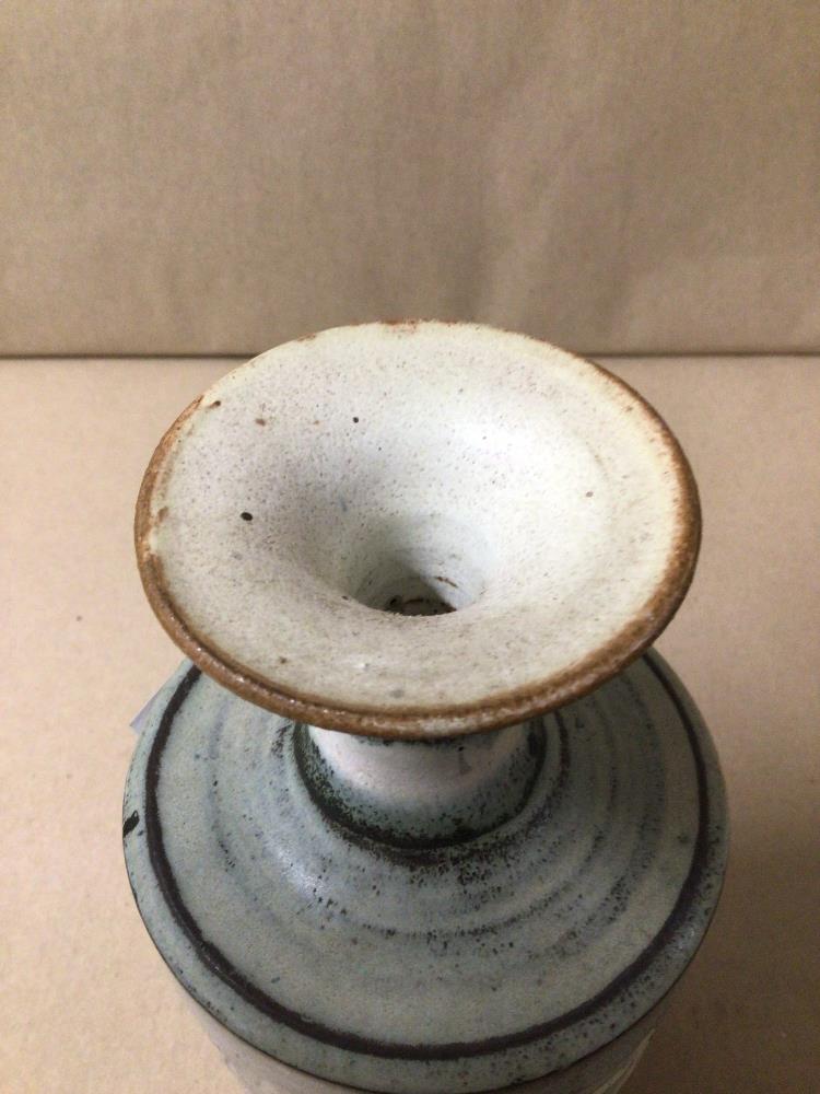 PRAWLE (REVERSE STAMPED), RETRO STUDIO POTTERY VASE. WITH LEAF DETAILING. 22CM HEIGHT. - Image 3 of 4