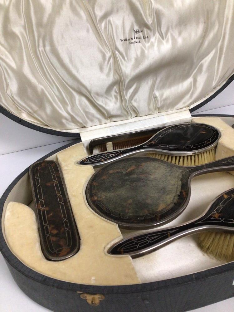 HALLMARKED SILVER WALKER AND HALL DRESSING TABLE SET DATED 1942 - Image 3 of 4