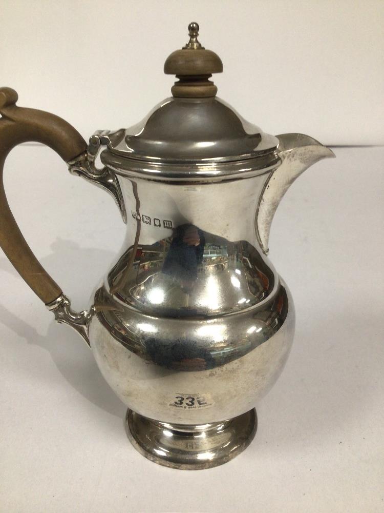 HALLMARKED SILVER WATER POT WITH WOODEN HANDLE AND KNOB BY MAPPIN AND WEBB, LONDON 15.5CM, TOTAL - Image 3 of 5