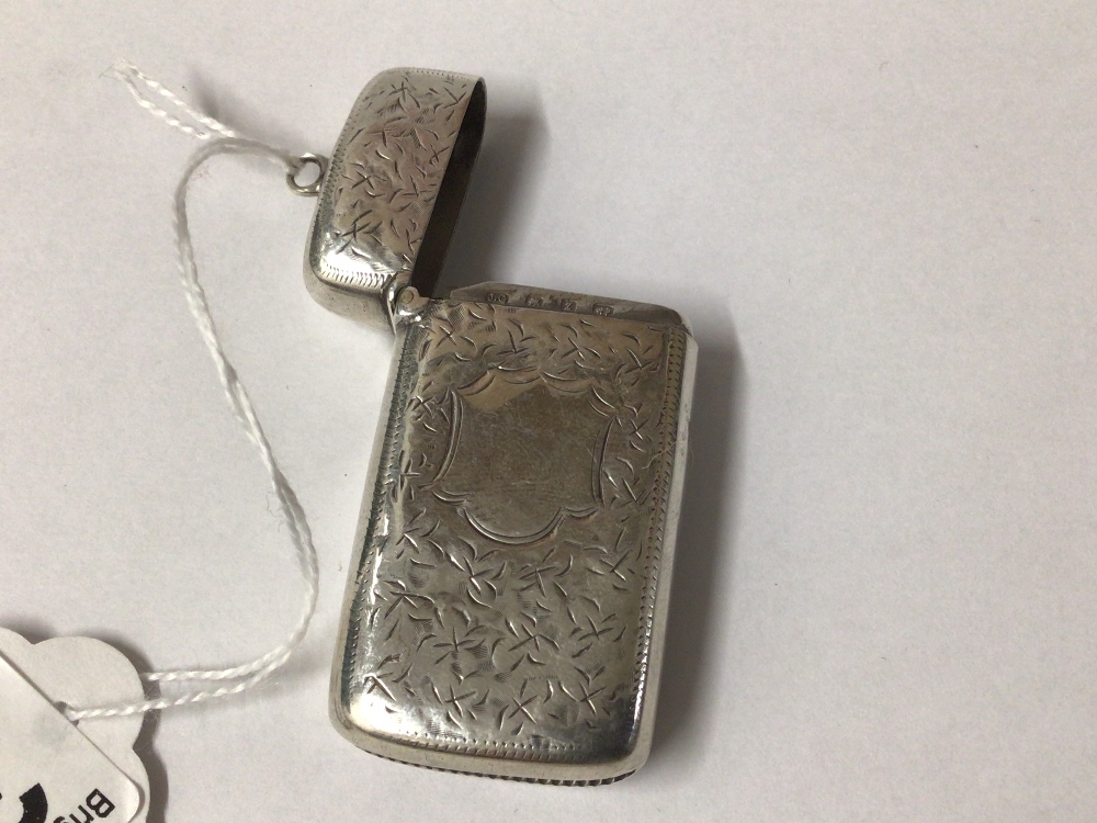 VICTORIAN HALLMARKED SILVER ENGRAVED RECTANGULAR VESTA CASE, 5.5CM 1899 BY JOHN GAMMAGE - Image 3 of 4