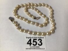 375 GOLD CLASP, WITH STRINGED PEARL NECKLACE, 22 INCH