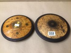 TWO VINTAGE WOOD AND BRASS DISCUS THROW PLATES. LARGEST 23CM IN DIAMETER.