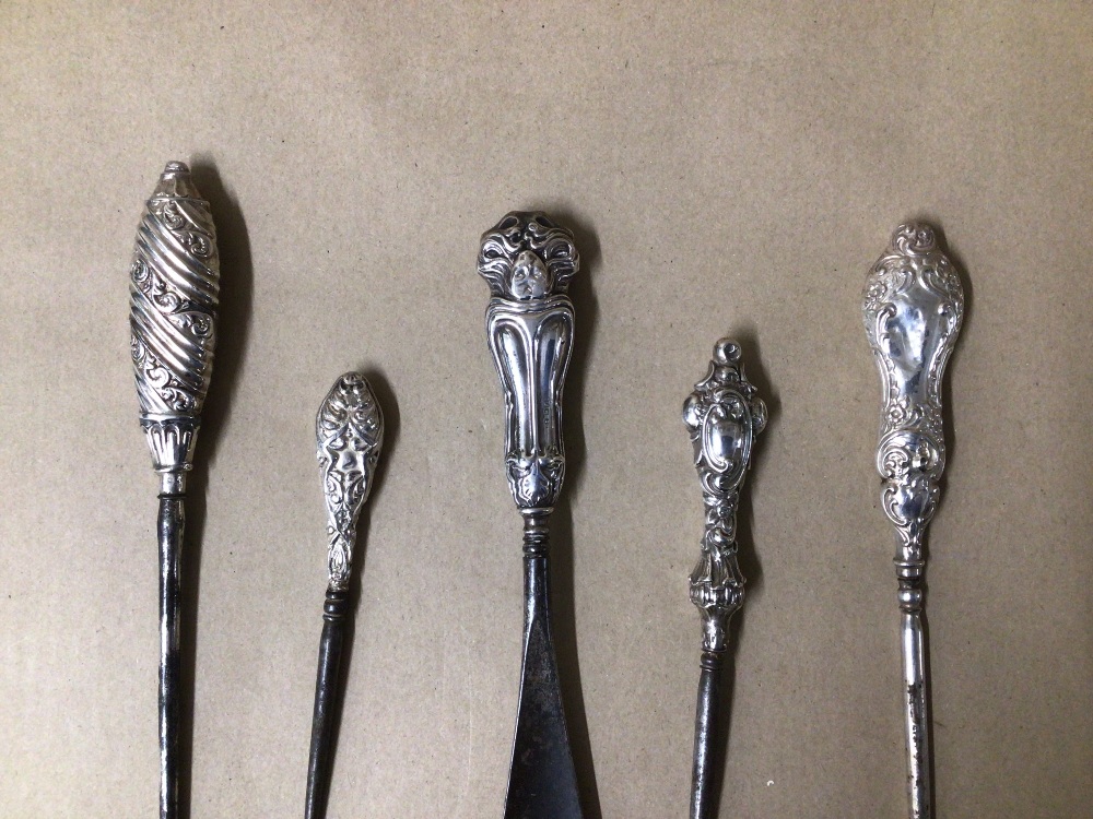 HALLMARKED SILVER HANDLE BUTTON HOOKS X 4 WITH A HALLMARKED SILVER HANDLE SHOE HORN - Image 2 of 3