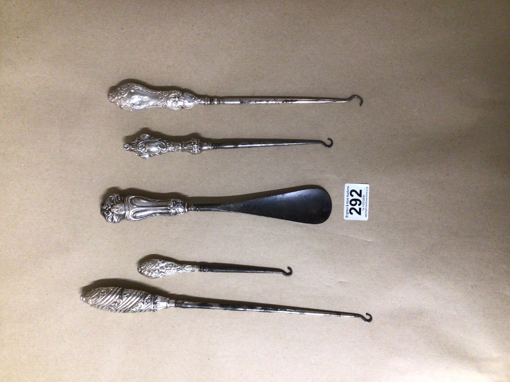 HALLMARKED SILVER HANDLE BUTTON HOOKS X 4 WITH A HALLMARKED SILVER HANDLE SHOE HORN