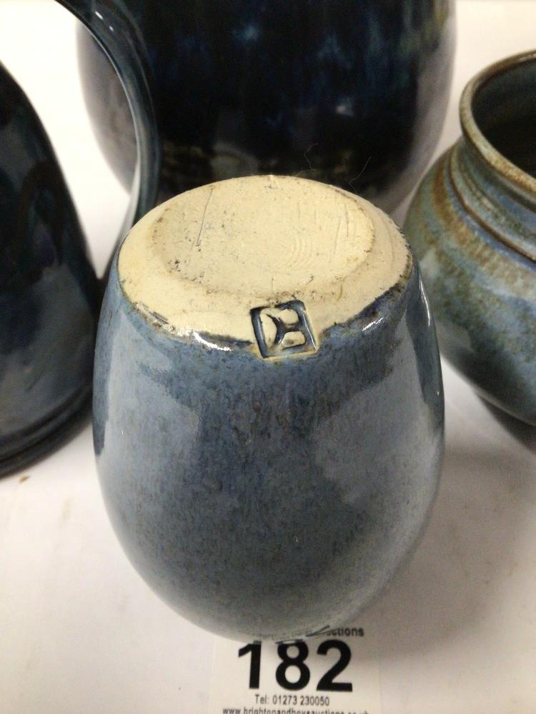 FOUR PIECES OF STUDIO ART POTTERY WITH MARKINGS TO BASE. INCLUDING ONE STAMPED FURSBRECK ORKNEY. - Image 5 of 5