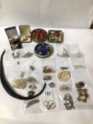 MIXED COLLECTION OF COSTUME JEWELLERY. INCLUDES BEADS, FAUX PEARLS, BROOCHES, AND MORE.