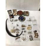 MIXED COLLECTION OF COSTUME JEWELLERY. INCLUDES BEADS, FAUX PEARLS, BROOCHES, AND MORE.