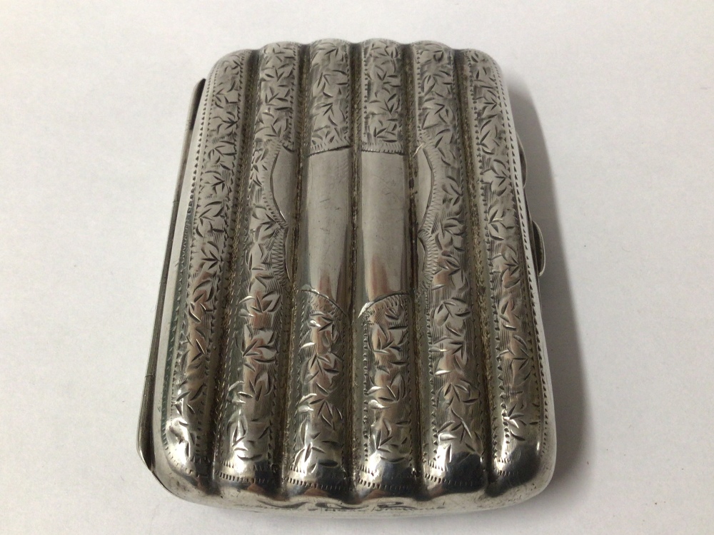 EDWARDIAN HALLMARKED SILVER ENGRAVED RECTANGULAR CIGARETTE CASE OF RIBBED FORM 8.5CM, 68 GRAMS - Image 2 of 3