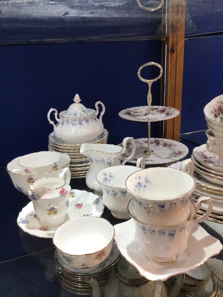 ROYAL ALBERT LAVENDER ROSE (16 PIECES), ROYAL ALBERT MEMORY LANE (17 PIECES) AND 5 PIECES OF CROWN - Image 4 of 6